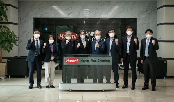 (Photo) (from the left) Gyu-Chan Kwon(Executive director of Hanmi Pharmaceuticals), SooJin Kim(Executive director of Hanmi Pharmaceuticals), Yeong-Gil Jang (President of Hanmi Fine Chemical), Chong-Yoon Lim (Chairman of Korea Biotechnology Industry Organization and CEO of Hanmi Science), Jun-Wook Kwon (President of KNIH), Do-Geun Kim (Manager of KNIH), Jae-Yoon Lim (Deputy director, KNIH), Jang-Hee Kim (Director of Hanmi Science)