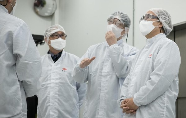 (Photo) Mr. Jang Yeong-Gil, President of Hanmi Fine Chemical (left) and Mr. Lim Chong-Yoon, Chairman of Korea Biotechnology Industry Organization (CEO of Hanmi Science, middle) are explaining to Mr. Kwon, president of KNIH(right) the production process of mRNA vaccine’s nucleic acid materials and the lipid-based nano particle.