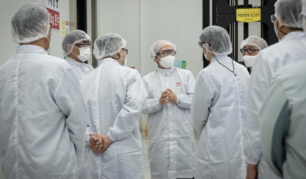 (Photo) Mr. Kwon Jun-Wook, President of KNIH (middle) is conducting the field inspection with personnel from Hanmi Pharm Group on the process of producing mRNA materials, which has been researched by Hanmi.