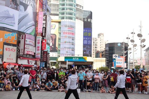 Ximending Commercial District attracts a large number of international tourists with regular creative events, global street-dance competitions, and online media exposure with multi-language support.