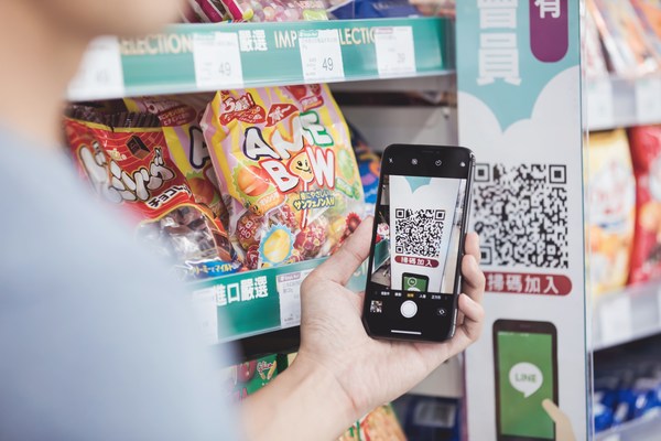 As part of their digital transformation, Simple Mart created an official account to bring their offline members online and increase its economic growth through its cooperative efforts with Triple Stimulus Vouchers.