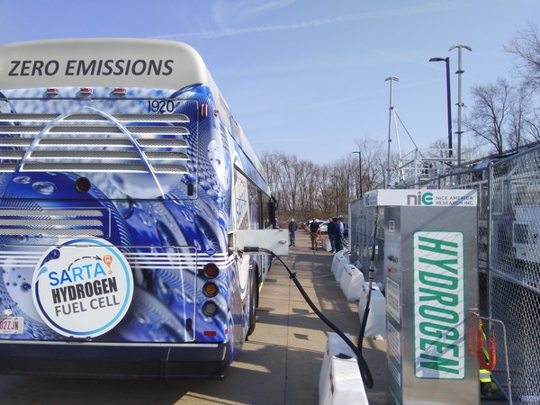 图为低碳院北美中心与美国SARTA公司进行首次大巴车加氢演示