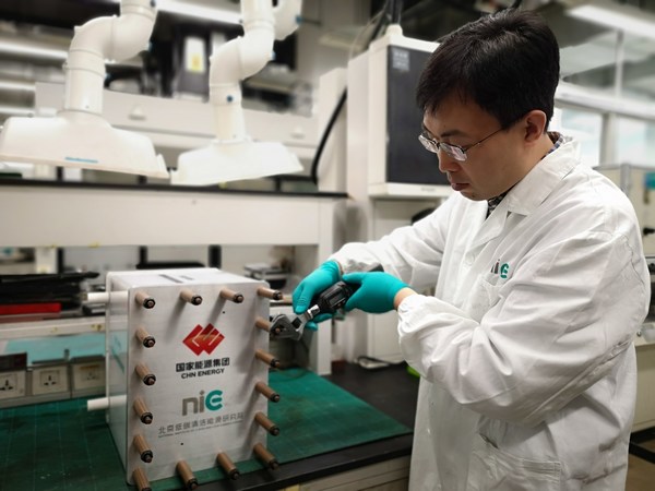 图为刘庆华进行液流储能电池实验电堆的装配