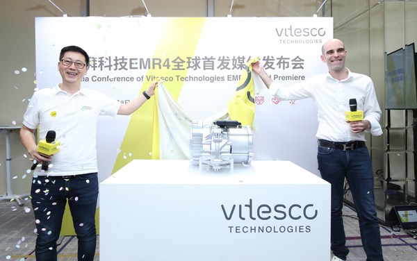 新能源科技事业部亚太区总经理郁昌松（左）和中国区总裁顾睿华（右）共同为第四代电动轴驱系统揭幕