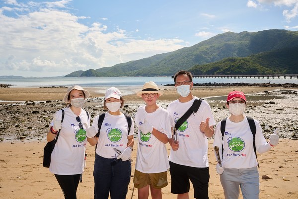 (From left)Andrea Wong, AXA’s Chief Marketing & Customer Officer; Sally Wan, AXA’s Chief Executive Officer; Lance Lau, Hong Kong youth climate activist; Kevin Chor, AXA’s Chief Life and Health Insurance Officer and Isabel Lam, AXA’s Chief People and Corporate Management Officer, took part in the beach clean-up at Tung Wan, Shek Pik in South Lantau with AXA employees and families & friends to combat climate change.