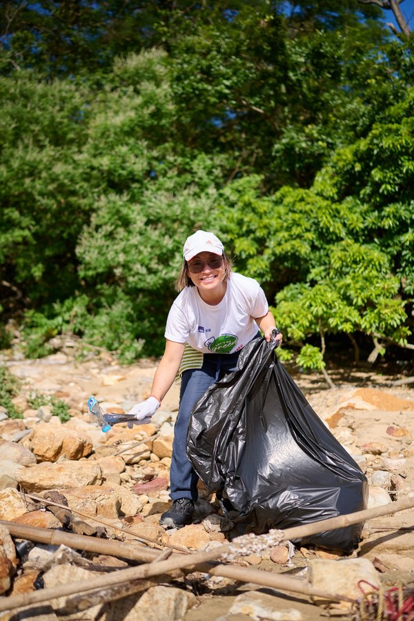 Sally Wan, AXA’s Chief Executive Officer cleaned up all kinds of beach wastes at Tung Wan to call for reducing waste together by making changes in daily life.