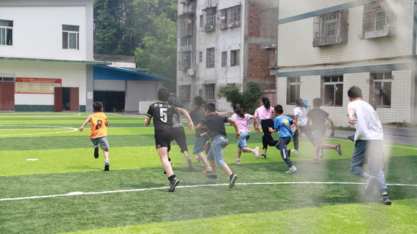 三台县镇小学快手V公益支持捐赠壹基金足球项目