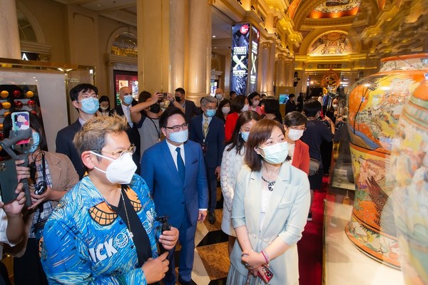 Ceramic curator and artist Caroline Cheng leads guests of honour on a guided tour of Project Sands X: Beyond the Blue – An Exhibition of Ceramic Extraordinaire after the exhibition’s opening ceremony Thursday at The Venetian Macao.