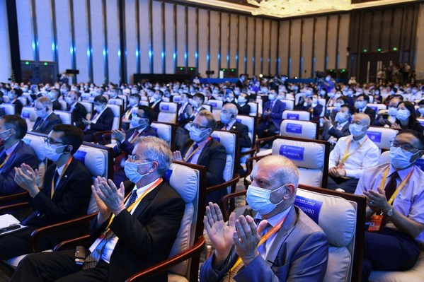 The Second Qingdao Multinationals Summit gets underway