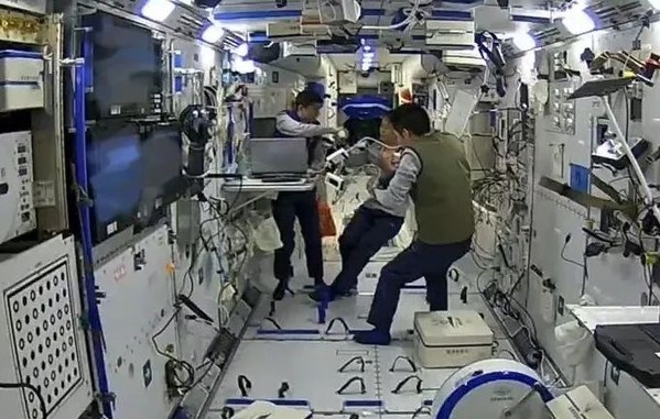 航天员在太空舱内使用开立彩超X5