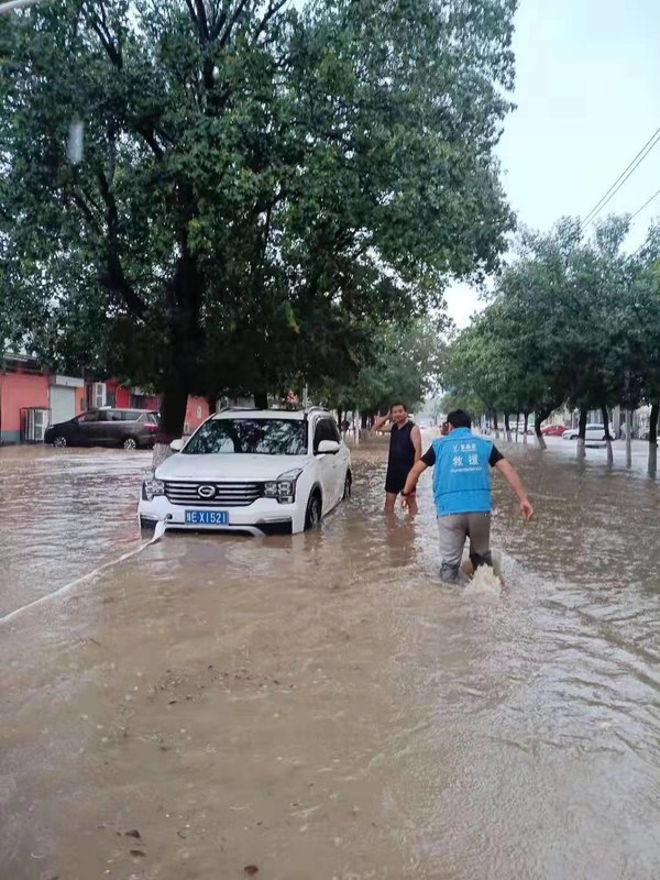 7月21日，壹基金紧急救援项目—河南安阳救援队进行道路救援，处理紧急突发事故