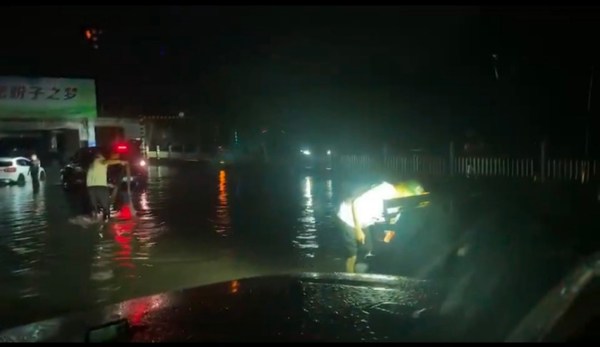 壹基金紧急救援项目-永安应急救援队在平顶山市宝丰县开展低洼积水处车辆救援（视频截图）