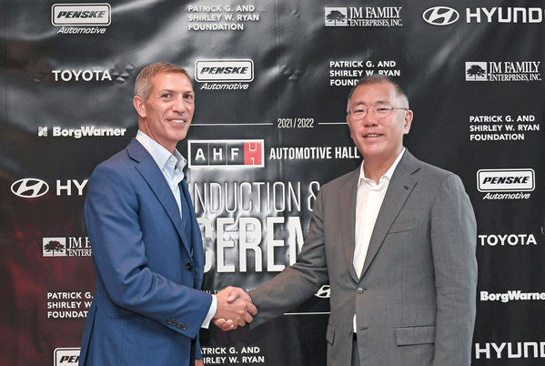 Hyundai Motor Group Honorary Chairman, Mong-Koo Chung, has been officially inducted into the Automotive Hall of Fame at the 2020/2021 Induction and Awards Ceremony.
The induction ceremony was attended by Hyundai Motor Group Chairman Euisun Chung, who participated in Honorary Chairman Mong-Koo Chung’s place. 
(From left to right) Ramzi Hermiz, Chairman of the Board, Automotive Hall of Fame and Euisun Chung, Chairman of Hyundai Motor Group.