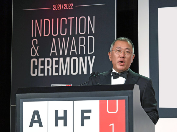 Hyundai Motor Group Honorary Chairman, Mong-Koo Chung, has been officially inducted into the Automotive Hall of Fame at the 2020/2021 Induction and Awards Ceremony. The induction ceremony was attended by Hyundai Motor Group Chairman Euisun Chung, who participated in Honorary Chairman Mong-Koo Chung’s place.