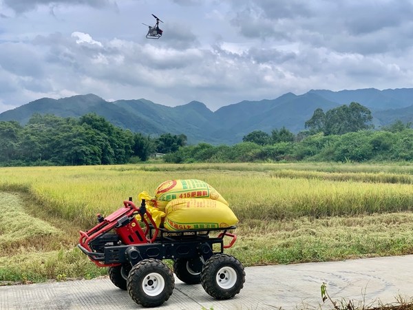 极飞农业无人机与农业无人车结合运用，提高农田工作效率