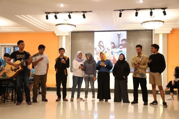 Indonesian students sang songs at the party