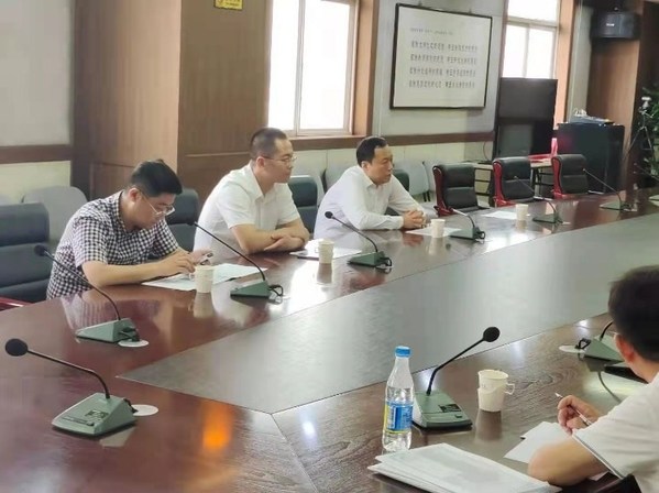 霸州市政府副市长李晨光先生（右一）与霸州市市场监督管理局党组书记、局长杜广军先生（右二）