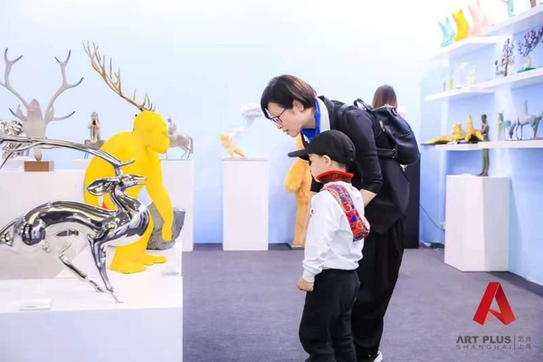 去年的博览会现场，孩子们接触和学习艺术