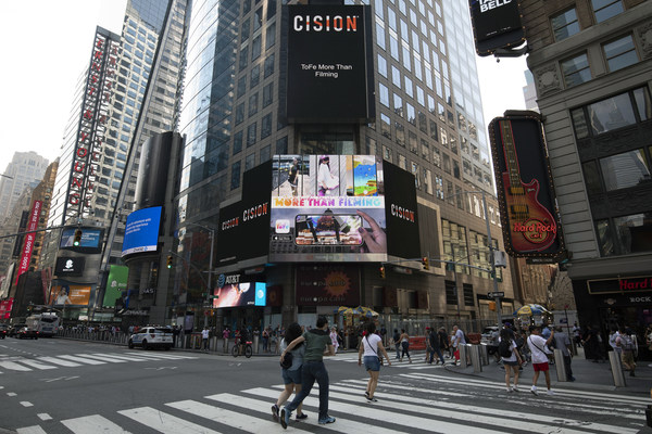 ビデオエフェクトアプリToFeがニューヨークのタイムズスクエアの大型スクリーンに登場