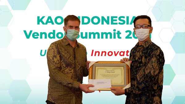 Alejandro Schoenhoff (kiri), Presiden Henkel Indonesia, menerima penghargaan vendor terbaik dari Masahide Nishida (kanan), Presiden Direktur PT Kao Indonesia.