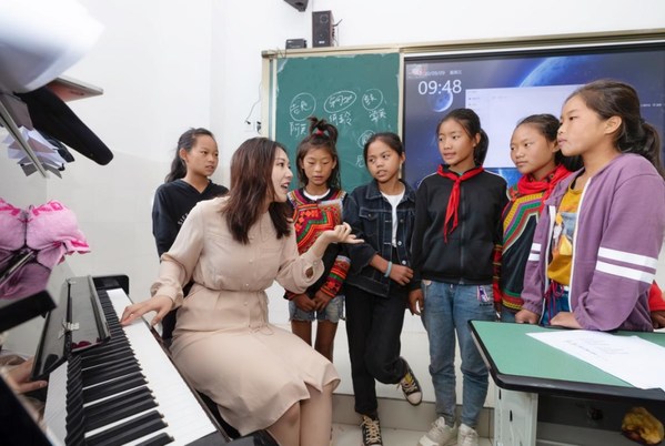 2020年9月，新东方老师走进四川凉山州喜德县，给山里的孩子们带来音乐课