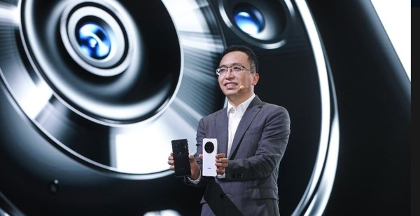 Ketua Pegawai Eksekutif HONOR George Zhao bersama telefon pintar HONOR Magic3 Series terunggul.