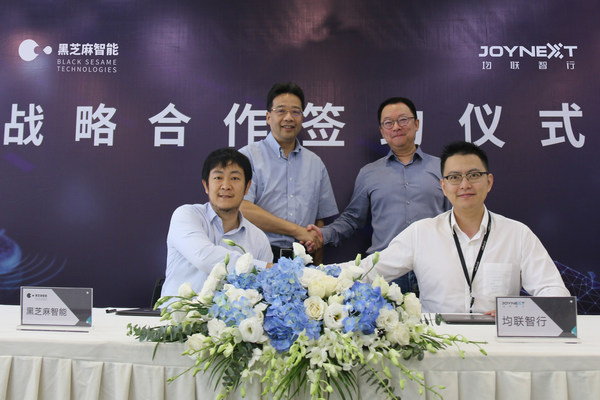 黑芝麻智能产品副总裁丁丁（左）与均联智行战略及新业务副总裁（右）陆海涛现场签约