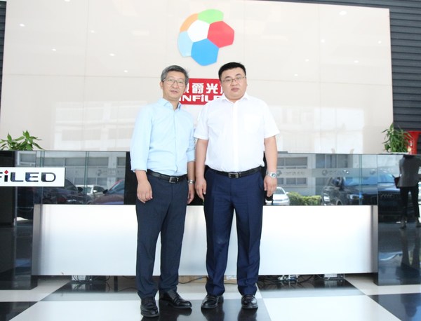 视爵光旭创始人郝宗潮（左）与古镇灯饰传媒战略中心总经理杨军
