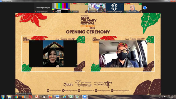 Menteri Pariwisata dan Ekonomi Kreatif, Sandiaga Uno (kanan), membuka event Aceh Culinary Festival secara daring.