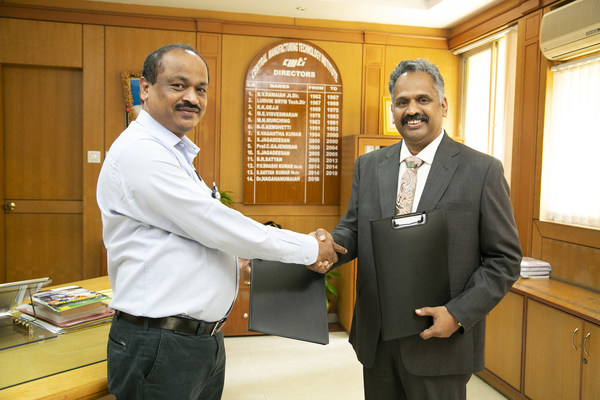 Dr. Nagahanumaiah, Director, Central Manufacturing Technology Institute (CMTI), India and Sridhar Dharmarajan, EVP, Hexagon Manufacturing Intelligence exchanging the MoU
