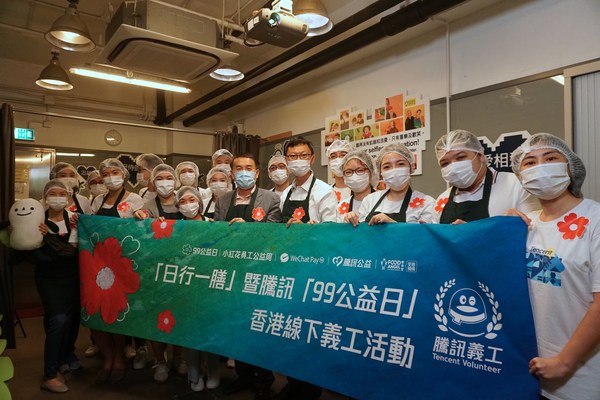 Following strict safety protocols, our volunteers repurposed rescued food items in Food Angel’s central kitchen in Sham Shui Po, and prepared a total of 2,183 nutritious hot meals and food packs, which were distributed to people in the needy community in Hong Kong.