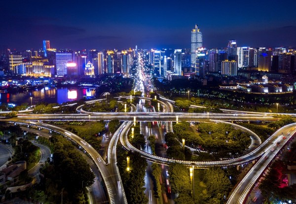 ภาพวิวกลางคืนของสะพานข้ามแยกจู่ซีในเมืองหนานหนิงทางภาคใต้ของจีน (ซินหัว/หลี่ ซิน)