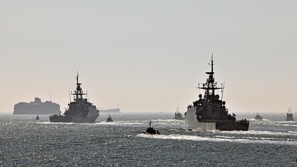 เรือตรวจการณ์ไกลฝั่งของราชนาวีสหราชอาณาจักร HMS Tamar และ HMS Spey