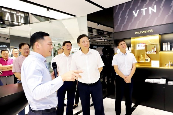 ACCESS集团创始人、首席执行官何志勇向胡伟副市长一行介绍VTN国际品牌会员商城