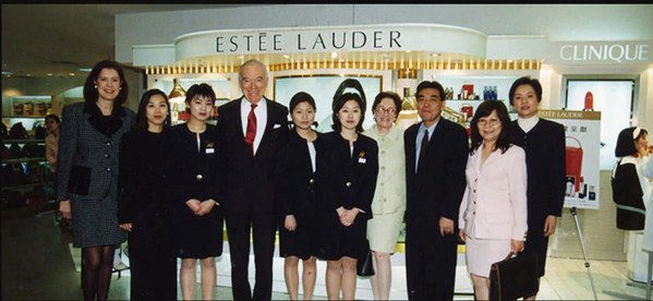 雅诗兰黛集团进入中国的标志是旗下雅诗兰黛与倩碧品牌于1993年在上海设立第一个销售柜台