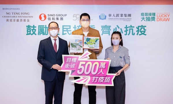 Mr Daryl Ng, Director of Ng Teng Fong Charitable Foundation Limited, and Ms Chan Hoi Wan, Chief Executive Officer of Chinese Estates Holdings Limited officiated the prize presentation ceremony and congratulated the Grand Prize winner.
