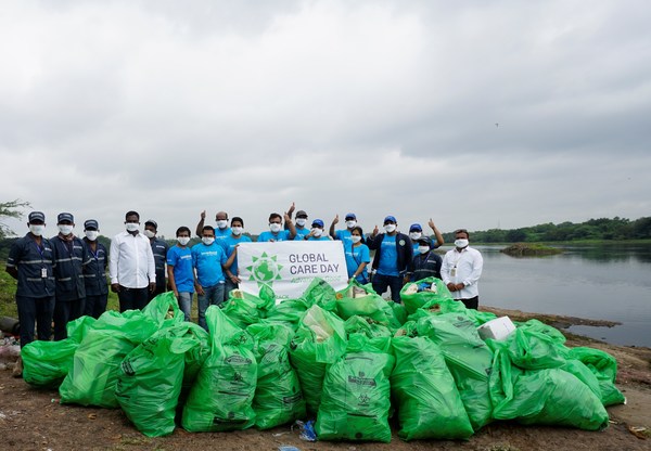 作为利安德巴赛尔第22个年度“全球护理日”的一部分，印度浦那的志愿者与Swachh Pune -Swachh Bharat集团一起清理穆拉河周围的塑料废物。7月季风之后，河畔堆积了许多塑料垃圾。