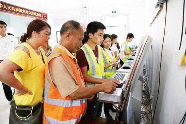 Border villagers of Jingxi enter import and export cargo information into the customs declaration system.