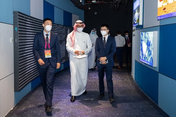中國館館領導與沙特館政府總代表參觀歐普照明「如影隨形」智能燈光交互系統