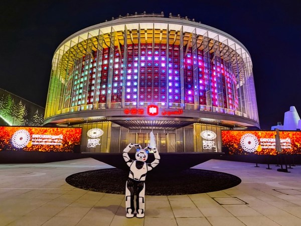 熊貓機器人在中國館前留念