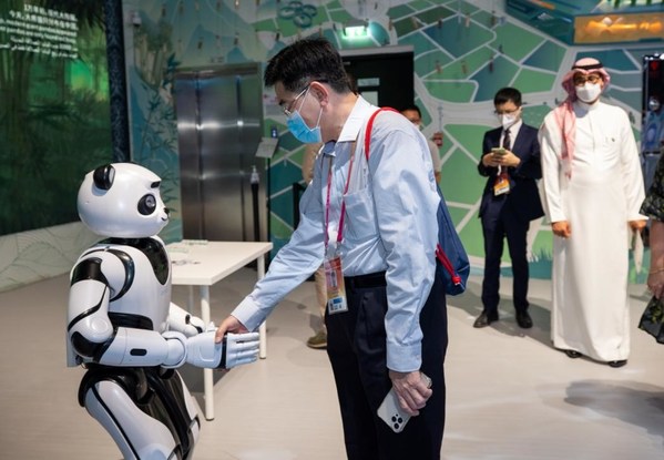 UBTECHパンダロボットと握手するシンガポール館コミッショナージェネラル＝中国国際貿易促進委員会提供