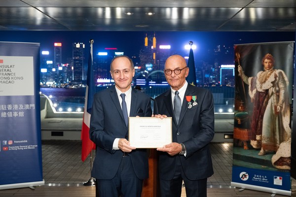 香港上海大酒店營運總裁包華先生（右）獲法國駐港澳總領事官明遠先生頒發農業功勳勳章。