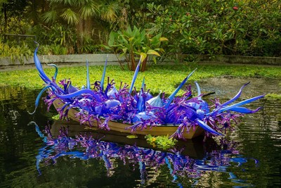 Dale Chihuly的推出体验《Blue and Purple Boat》（蓝紫色的船），2006年。展真拟新减坡滨海湾花圃，推出体验2021年安拆 © Chihuly Studio. 保存统统权力