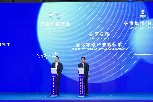 左：远景科技集团高级总监张元；右：必维建筑工程和设施事业部大中华区总经理杨虎
