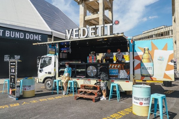 上海站外场超级吸睛的VEDETT啤酒车放送现场试饮的福利与趣味互动