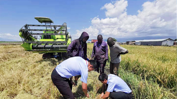 Zoomlion Agricultural Machinery team work together with local Ugandans