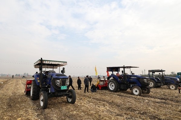 小麦保护性耕作机械作业演示