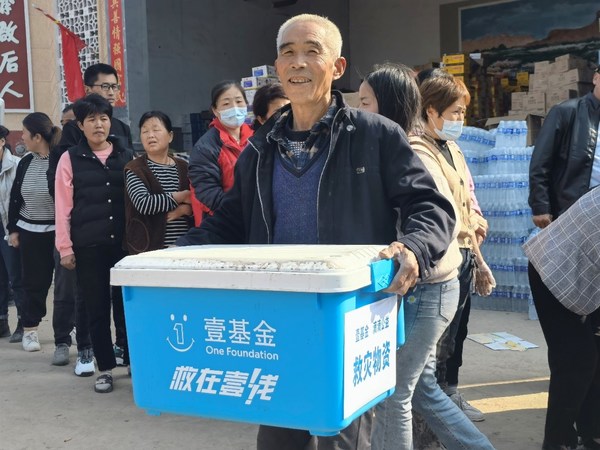 10月18日，壹基金在稷山县荆平村发放救灾温暖箱