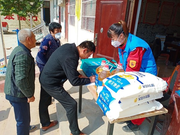 10月17日，壹基金在稷山县下费村为受灾群众发放粮油与棉被
