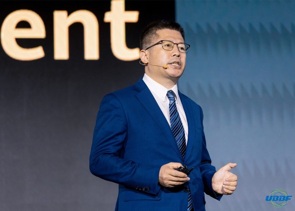 Bill Wang, Naib Presiden Barisan Produk Optik Huawei, menyampaikan ucapan dasar